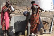 Kawalash, distrito de Isiolo, Quênia. Uma mulher mata a sede em um ponto de água construído pelo CICV em parceira com a Cruz Vermelha do Quênia.