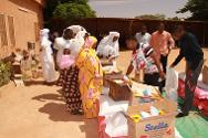 Niamei, Níger. Refugiados do Mali recebem alimentos e outros artigos essenciais durante a operação conjunta de distribuição do CICV e da Cruz Vermelha do Níger.