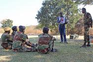 Zimbábue. Um instrutor faz uma palestra para os oficiais do Exército Nacional do Zimbábue sobre onde eles aplicarão as atividades adquiridas durante o curso do CICV para “treinar os treinadores” sobre a ação humanitária contra as minas.