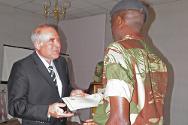 Zimbábue. No final do curso para “treinar o treinador” voltado para os instrutores de ação humanitária contra as minas, o chefe da delegação do CICV no Zimbábue entrega a cada oficial um certificado.