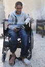 Sirte, Líbia. Hosam joga com seu celular. Ele perdeu três dedos da mão e dois dedos do pé ao brincar com um artefato não detonado.