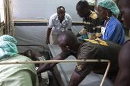Feridos por armas são internados no hospital em Bangui. Foram evacuados da zona de combate pelo CICV.