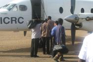 Kadugli, Cordofão do Sul. Prisioneiros de guerra do Sudão do Sul embarcam em um avião do CICV após sua liberação pelas autoridades sudanesas. 