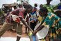 Obo, República Centro-Africana. A Cruz Vermelha Centro-Africana distribui amendoim, como parte de uma entrega de ferramentas agrícolas, sementes de amendoim, amendoim, sal, óleo e milho.