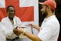 Escritório da Cruz Vermelha Colombiana, San José del Guaviare, Colômbia. Um funcionário da Cruz Vermelha Colombiana entrega uma nova panela.