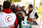 Sallum, ponto de passagem entre a Líbia e o Egito. Voluntários do Crescente Vermelho Egípcio distribuem alimentos para milhares de migrantes desamparados que fugiram do conflito na Líbia.