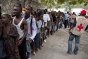 Porto Príncipe, Haiti. Desabrigados pelo terremoto fazem fila no escritório do CICV para retirar gêneros básicos.