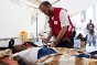 Porto Príncipe, Haiti. Um voluntário do Magen David Adom atende um paciente no Hospital de Campanha de posicionamento rápido de uma equipe norueguesa.