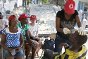 Cité Soleil, Port-au-Prince, Haïti. Un volontaire de la Société nationale de la Croix-Rouge haïtienne donne les premiers soins à un homme victime d'un accident de la route.
