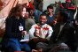 Ajdabiya, Líbia. Um delegado do CICV e um voluntário do Crescente Vermelho Líbio conversam com cidadãos bengalis desamaparados que trabalhavam para uma empresa de limpeza de rua antes do início do conflito no Líbia.