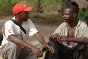 Aldeia de Timbara, Yambio, Sudão do Sul. Lucas conversa com um voluntário do serviço de busca do Crescente Vermelho Sudanês antes de se reencontrar com sua filha, Jacky.