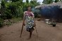 RDC. Dongo, Província de Equador. Uma menina de 13 anos que perdeu sua perna quando foi atingida por um tiro ao escapar da sua aldeia durante a violência armada de 2009. 