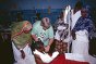 Mogadíscio, 1995. Uma enfermeira do CICV cuidando de uma criança no Hospital Keysaney.