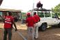 Voluntários da Cruz Vermelha do Quênia carregam um caminhão com todos os elementos necessários para montar tendas móveis em diferentes partes do campo. Isso permite encurtar as distâncias que os refugiados têm de caminhar para ter acesso ao serviço de telefonia móvel.