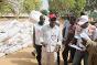 A equipe do CICV e da Cruz Vermelha do Mali confere as listas de estoques enquanto se prepara para distribuir assistência para as pessoas deslocadas pelos confrontos.