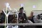 República Centro-Africana, Conflito (2012 - presente). Em 2014, no Hospital Comunitário de Bangui, capital do país, uma jovem recebe terapia para recuperar a mobilidade após ser ferida em uma explosão de granada.