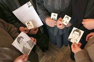 Yerevan, Armênia. Mães mostram fotos de seus filhos desaparecidos.