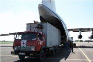 Самолет с гуманитарной помощью прибыл в аэропорт г. Ош. Кыргызстан, 2010 г.