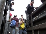 Теносике, Мексика. Мигранты из Центральной Америки взбираются на товарный поезд. 