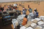 Провинция Удалан, Буркина Фасо. Добровольцы общества Красного Креста Буркина Фасо при поддержке МККК готовятся к раздаче одеял, брезента, кухонной утвари, мыла и ведер, предназначенных для более чем 1500 малийских беженцев. 