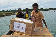 Папуа-Новая Гвинея, Бугенвиль. сотрудники МККК и общества Красного Креста Папуа-Новой Гвинее доставляют медицинское оборудование в медицинский центр в Араве.