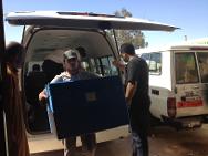 Бани Валид, Ливия. МККК доставляет материалы для лечения 50 серьезно раненых пациентов в главную больницу, наряду с лекарствами для хронических болезней. 