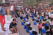 Люди забирают продовольственные наборы и основные хозяйственные принадлежности. МККК и Филиппинский Красный Крест сотрудничают по распределению основной помощи тысячам перемещенных лиц в Восточном Минданао. 