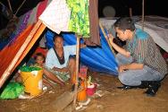 Мия Жуваран, которая была эвакуирована из своего дома, рассказывает сотруднику МККК, как ее семья из шести человек помещается внутри маленькой палатки. Из-за многодневных сильных дождей условия проживания в лагерях ухудшились – в палатки попадают грязь и вода.