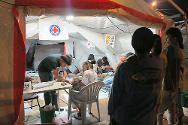 В пункте первичной медицинской помощи Филиппинского Красного Креста, размещенном на стадионе, медицинские работники круглые сутки помогают семьям перемещенных лиц.