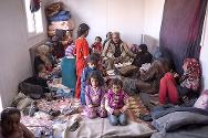Абдель-Рахман, отец шестерых детей их Хомса, безуспешно перемещался из одного места в другое в Сирии в течении двух лет в попытках найти безопасное место для жилья. Здесь в Бустане они ожидают перевозки в лагерь для беженцев. 