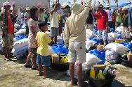 МККК и Филиппинский Красный Крест раздают продуктовые наборы и основные предметы домашнего обихода наиболее пострадавшим от тайфуна. 
