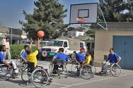 Пациенты центра играют в баскетбол.