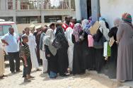 Люди ожидают раздачи продовольствия. МККК работает совместно с Ливийским Красным Полумесяцем, распределяя продовольствие среди тысяч нуждающихся семей в Ливии во время поста в месяц Рамадан. 