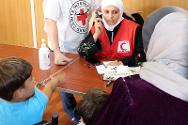 Иордания, Эль-Мафрак. Вместе с добровольцами Иорданского Красного Полумесяца МККК помогает сирийским беженцам в лагере Заатари связываться по телефону с родственниками в Сирии и других странах. 