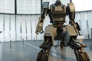 Робот с ультрасовременным оружием на выставке в Токио