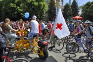Велопробег Украинского Красного Креста для продвижения курсов первой помощи. МККК оказывает поддержку ОККУ в его программах.