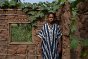 ДРК, г. Донго, Экваториальная провинция. Мать пятерых детей, чей муж пропал во время боевых действий, рядом со своим домом, разрушенным во время вооруженных столкновений в 2009 г. Теперь она живет в одном из 500 новых домов, построенных в Донго при помощи МККК. 