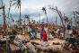 Гиуан, остров Самар. Женщина с детьми у развалин своего дома за несколько минут до заката.