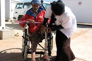 Инвалид из Западной Сахары в центре физической реабилитации МККК.