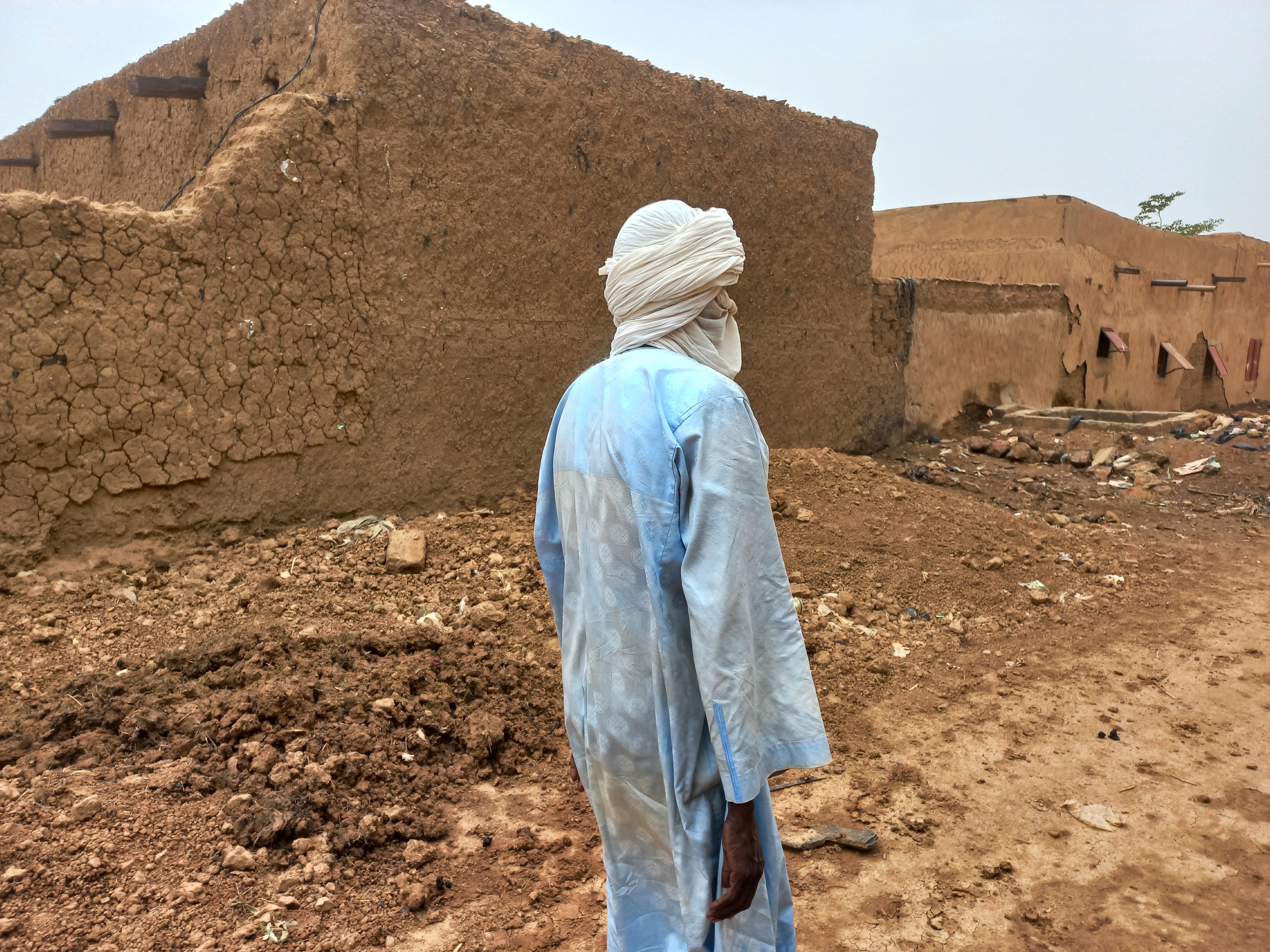 Ahmad arpente la ville de Ménaka, où s’est déplacée sa famille, pour régler quelques affaires