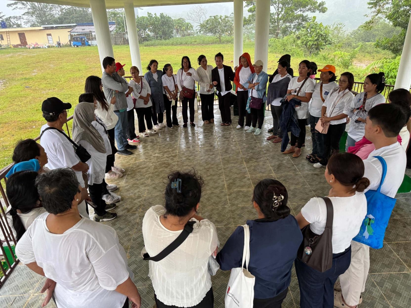 Families travelled to the Maqbara cemetery in Marawi City, where unidentified remains of people who died in the 2017 conflict were buried. The visit gave them the opportunity to honour and remember those who are missing. For some families, this is the first time that they have visited the cemetery.
