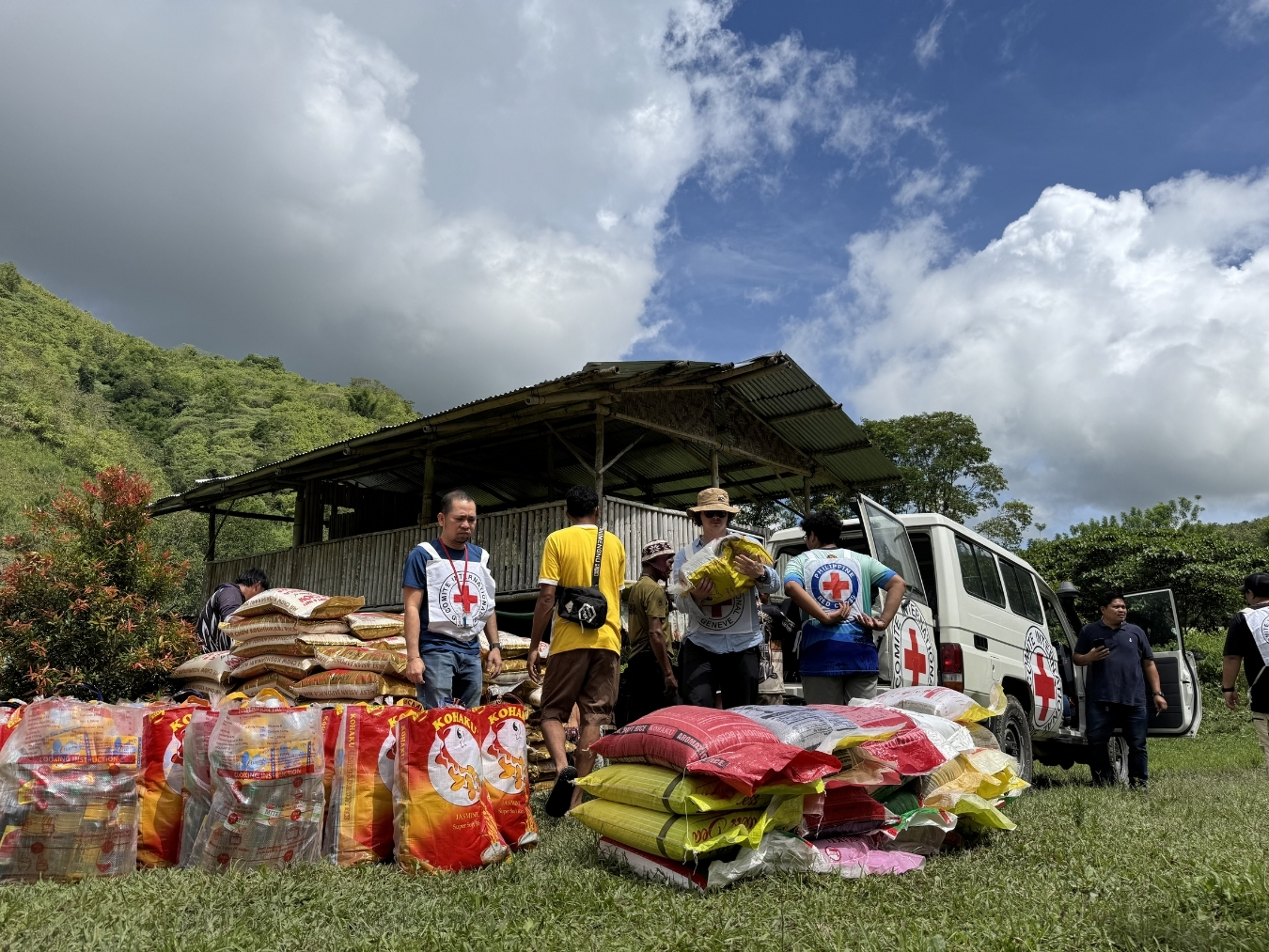 Community members received a one-month food ration, hygiene kits, agricultural tool kits, corn and vegetable seeds, ceramic water filters, jerry cans, and a conditional cash grant. Photo: A. Sanggacala/ICRC