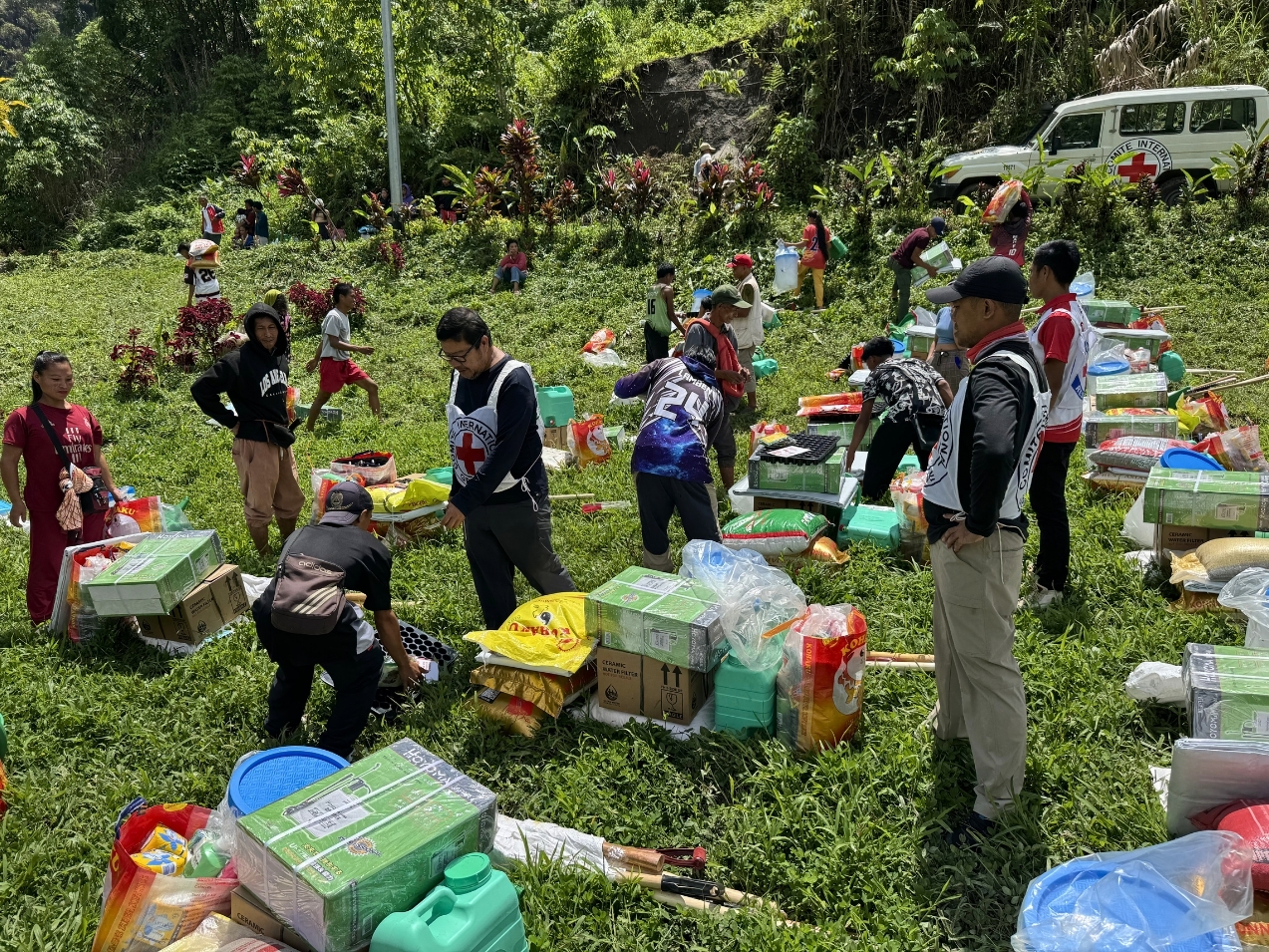 Staff from the International Committee of the Red Cross, with support from Philippine Red Cross, facilitated the relief distribution in Barangay Blangas in T’boli, South Cotabato. Photo: A. Sanggacala/ICRC