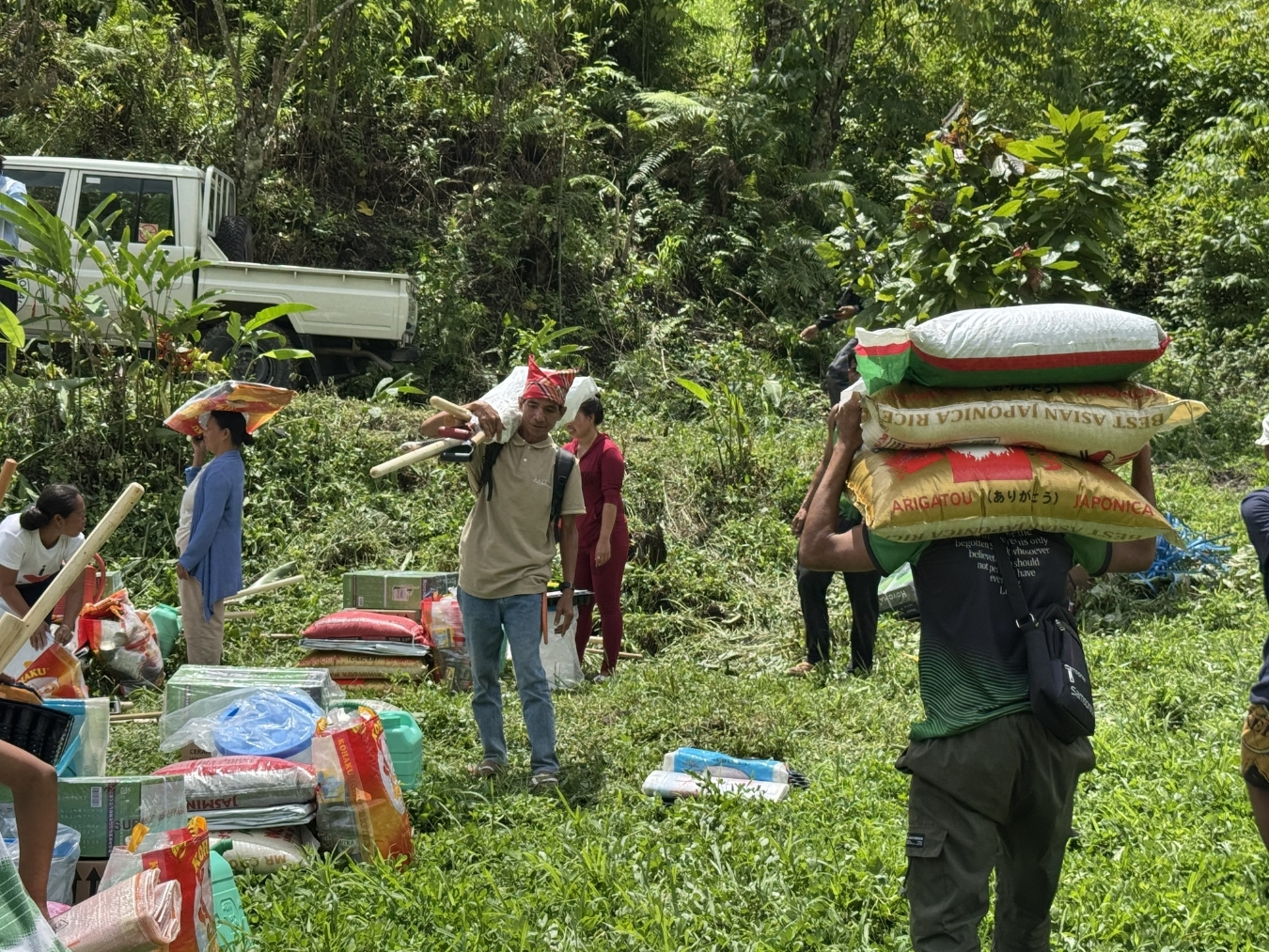 Tuding with the new farming tools he received from the ICRC and PRC. Photo: A. Sanggacala/ICRC.