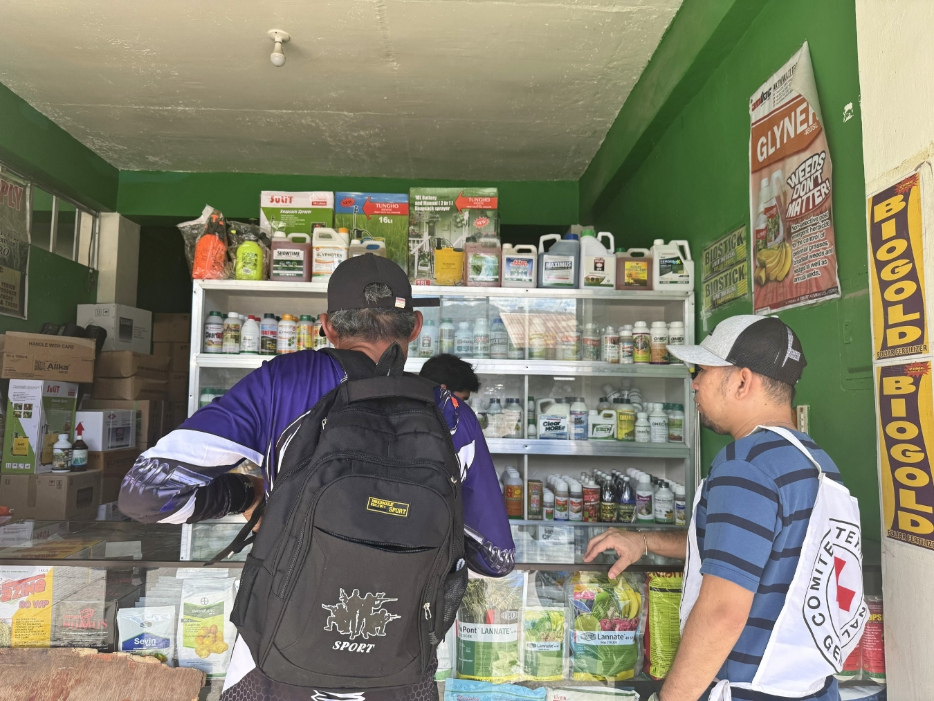 Community members bought fertilizer and other farming materials with the cash grant they received. Photo: A. Sanggacala/ICRC.