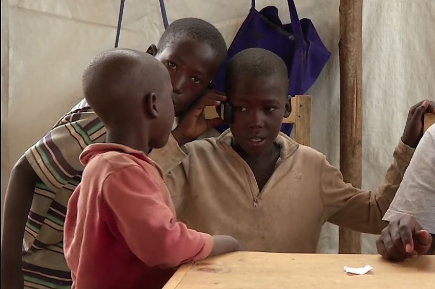 Refugiados burundeses restablecen el contacto con sus familiares 