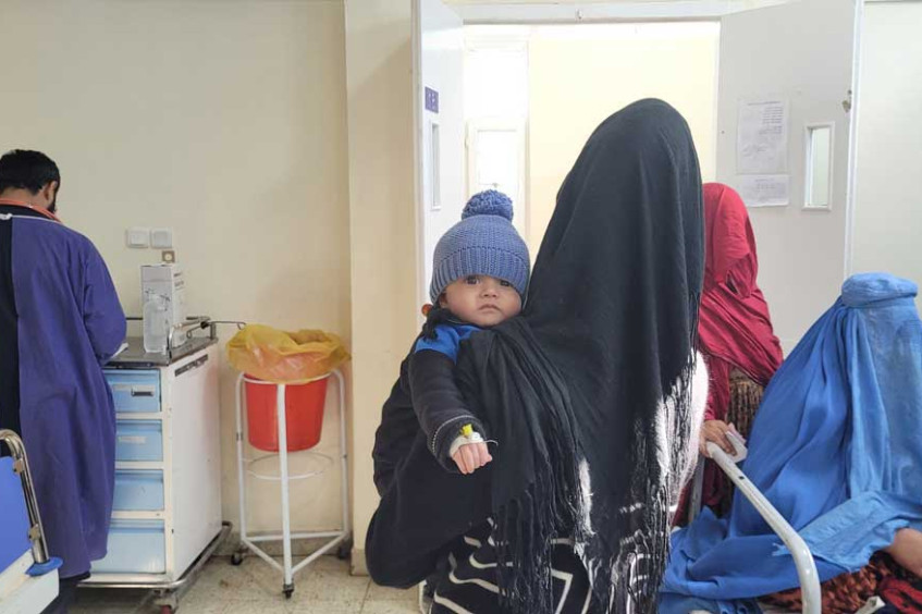 Afeganistão: casos infantis de pneumonia e desnutrição disparam diante de escolha impossível entre comer ou se aquecer 