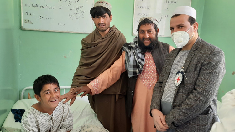 أفغانستان: لمُّ شمل طفل مفقود منذ عامين بعائلته بعدما فقدت الأمل في عودته حيًا