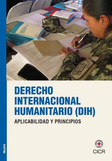 Folleto: "Derecho Internacional Humanitario (DIH): Aplicabilidad y Principios", muestra a una militar esribiendo en un papel rodeada de material académico.