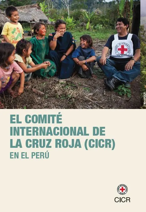 Folleto "El Comité Internacional de la Cruz Roja en el Perú", muestra una fotografía de miembros de una comunidad sonriendo con un trabajador del CICR en la selva.